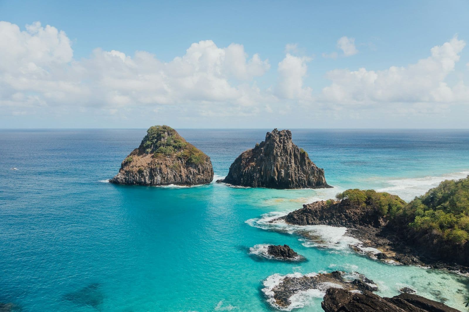 Mar azul-turquesa e os rochedos dos Dois Irmãos, em Fernando de Noronha.