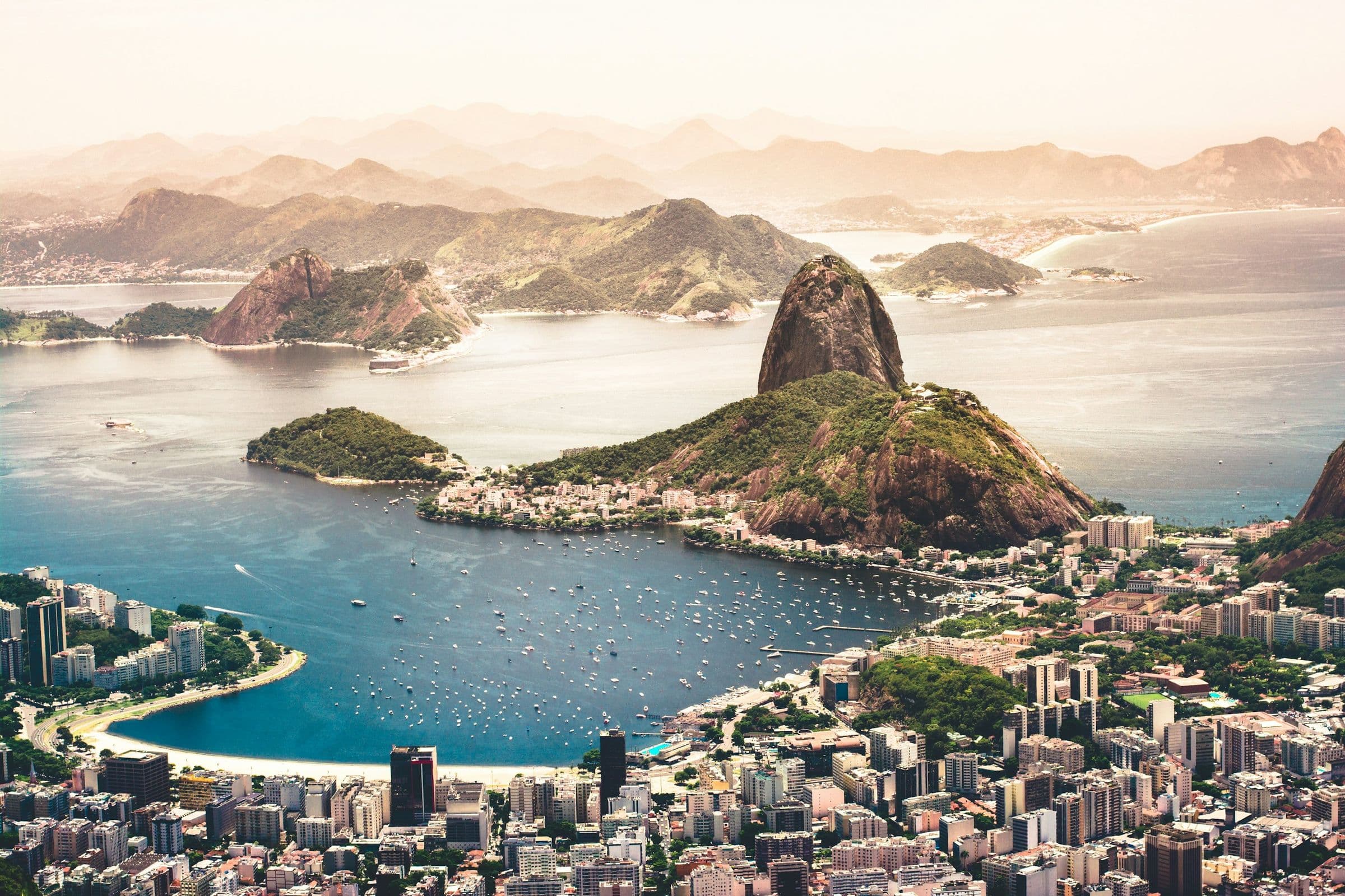 Baía de Botafogo e o Pão de Açúcar, no Rio de Janeiro, vistos do alto ao fim da tarde.